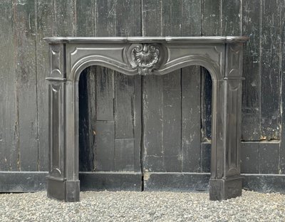 Kamin im Stil Ludwigs XV. aus schwarzem belgischem Marmor, um 1880
