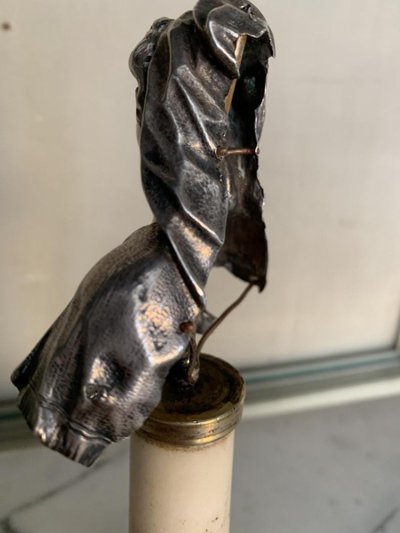 Busto d'argento della Vergine, colonna di marmo