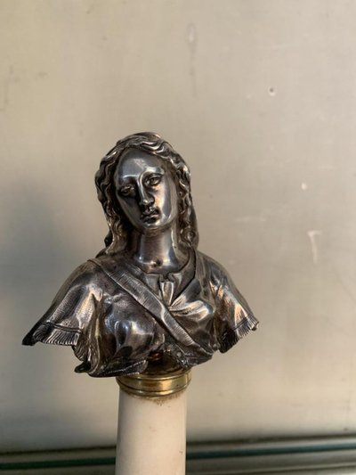 Busto d'argento della Vergine, colonna di marmo