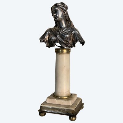 Silberne Büste der Jungfrau Maria, Marmorsäule