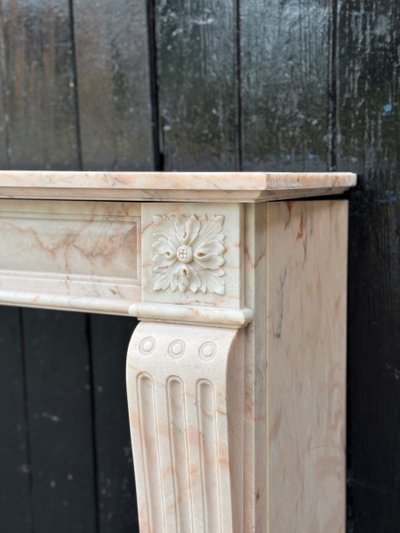 Cheminée de style Louis XVI en marbre rose, vers 1920