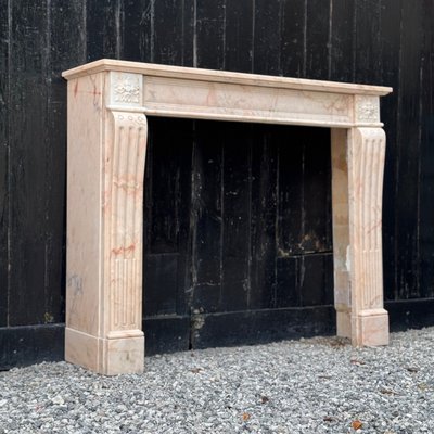 Cheminée de style Louis XVI en marbre rose, vers 1920