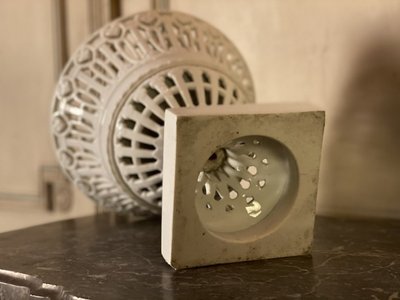 Paire De Coupes Ajourées En Porcelaine