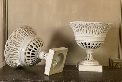 Paire De Coupes Ajourées En Porcelaine