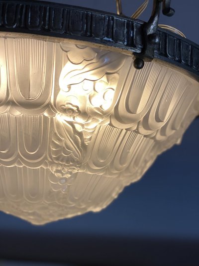 Lustre Art Deco En Verre Moulé Et Bronze Argenté