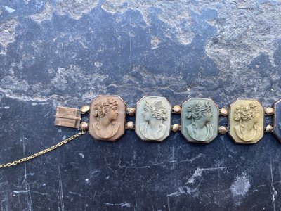 Bracciale in pietra lavica, medaglioni antichi, XIX secolo