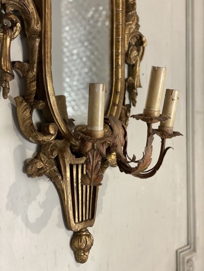 Paire De Miroirs En Bois Sculpté, Trois Bras De Lumière De Style Louis XVI