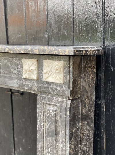Cheminée De Style  Louis XVI En Marbre Gris Saint Anne Et Blanc De Carrare