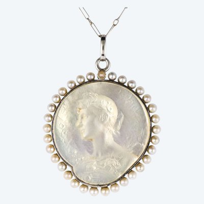 Medal And Its Platinum Chain, Nacre And Fine Pearls