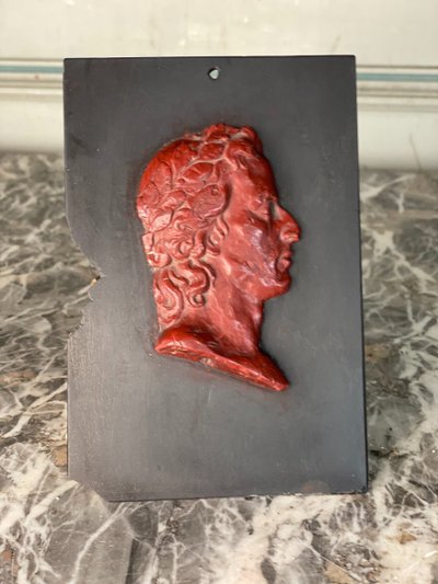 Profilo di un imperatore in cera su Slate