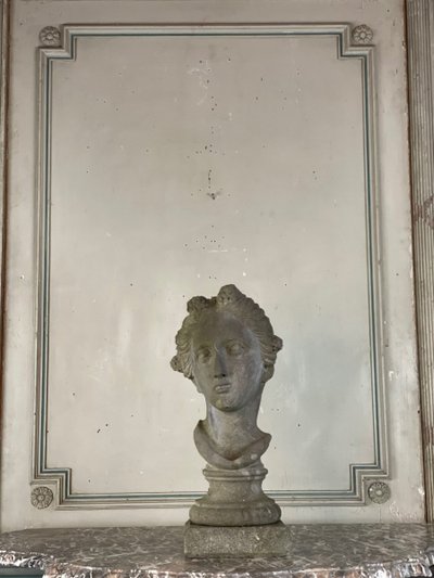 Buste Féminin Sculpté En Pierre