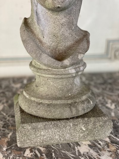 Buste Féminin Sculpté En Pierre