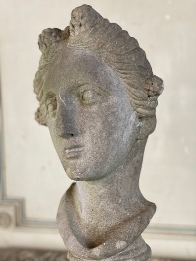Buste Féminin Sculpté En Pierre