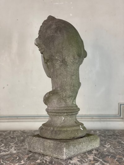 Buste Féminin Sculpté En Pierre