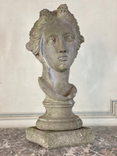 Buste Féminin Sculpté En Pierre