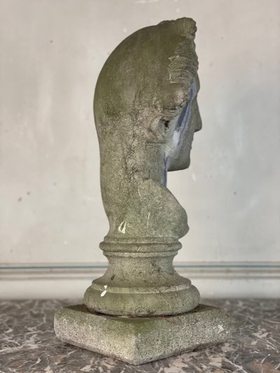 Buste Féminin Sculpté En Pierre