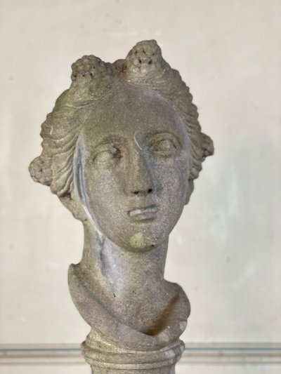 Buste Féminin Sculpté En Pierre