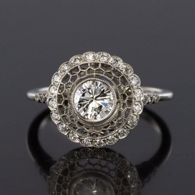 Runder Ring mit Platin-Spitze und Diamanten