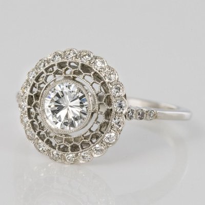 Runder Ring mit Platin-Spitze und Diamanten