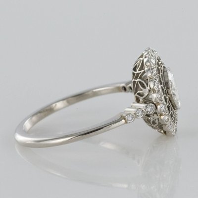 Runder Ring mit Platin-Spitze und Diamanten
