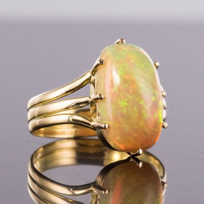 Anello antico in oro e opale australiano