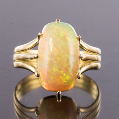 Anello antico in oro e opale australiano