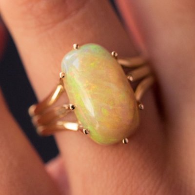 Anello antico in oro e opale australiano
