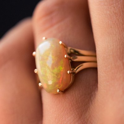 Anello antico in oro e opale australiano