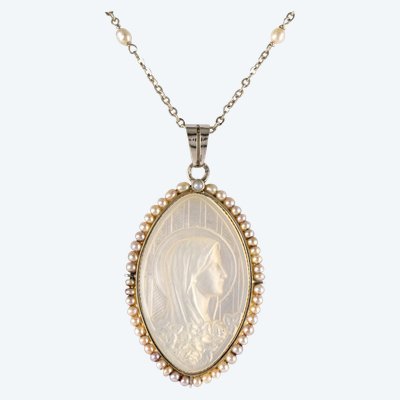 Old Medal In Mother Of Pearl And Its Chain With Fine Pearls
