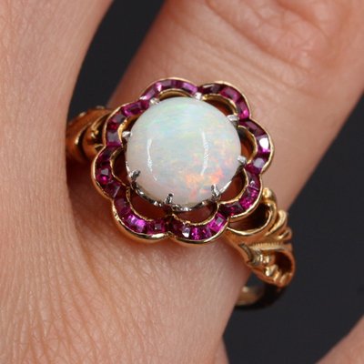 Anello antico con opale e rubino calibrato