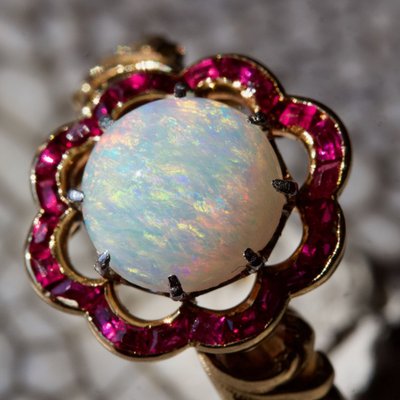 Anello antico con opale e rubino calibrato