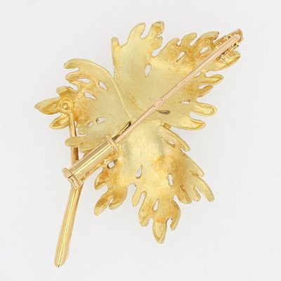 Blattgoldbrosche mit Saphiren