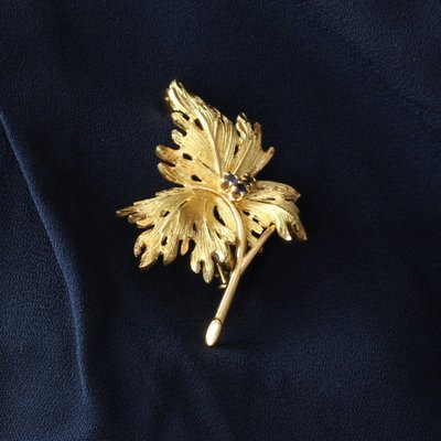 Blattgoldbrosche mit Saphiren