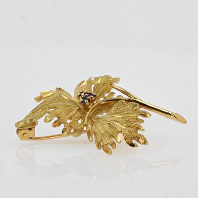 Blattgoldbrosche mit Saphiren