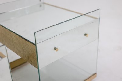 Coppia di comodini o estremità divano in ottone, vetro e specchio. Anni '70. LS6566387U