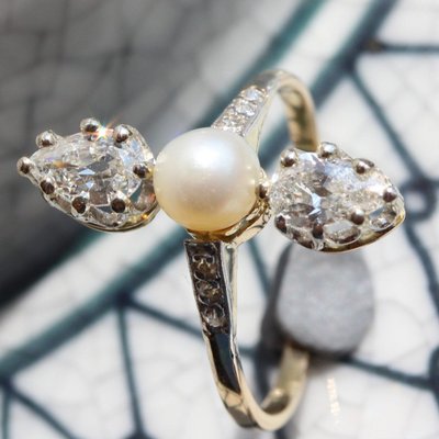 Antiker Ring mit feinen Perlen und birnenförmigen Diamanten