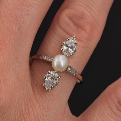 Antiker Ring mit feinen Perlen und birnenförmigen Diamanten