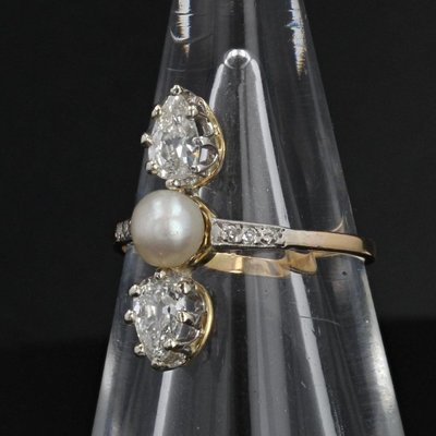 Antiker Ring mit feinen Perlen und birnenförmigen Diamanten