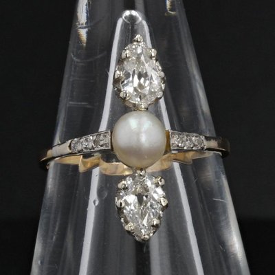 Antiker Ring mit feinen Perlen und birnenförmigen Diamanten