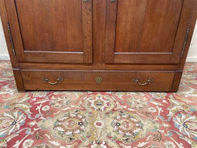 Armoire basse en chêne massif 