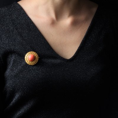 Broche Ancienne En Or Jaune Mat Et Sa Perle De Corail