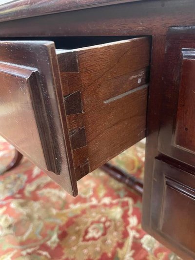 Scrivania in stile inglese in mogano e pelle