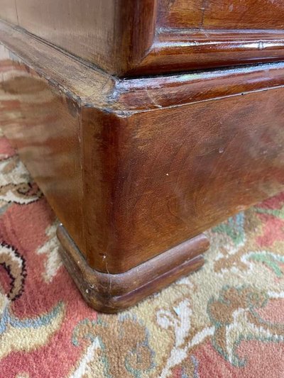 Chiffonnier - Commode époque Louis Philippe en acajou et placage d’acajou. 
