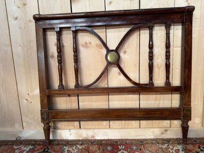 Letto per bambini in legno scuro e piatto di ottone