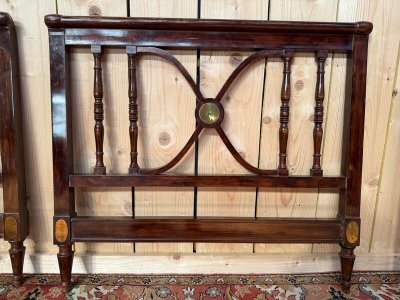 Letto per bambini in legno scuro e piatto di ottone