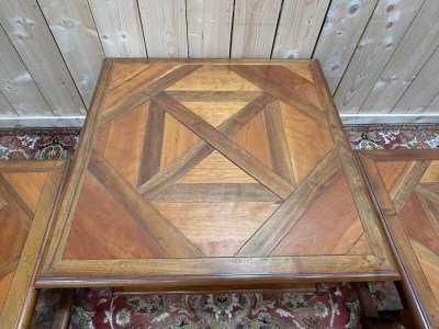 Couchtisch und Enden von Sofas im Louis XIII -Stil im Parquet