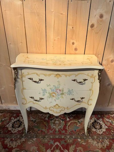 Commode peinte de style Louis XV d'enfant 