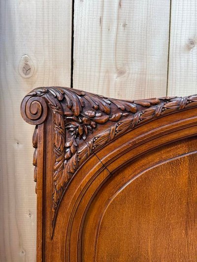 Lit corbeille  noyer sculpté de style Louis XVI