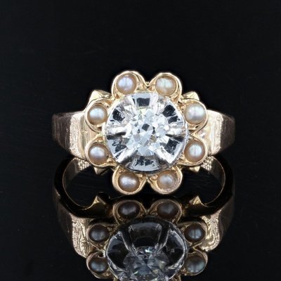 Anello antico con diamanti circondato da perle