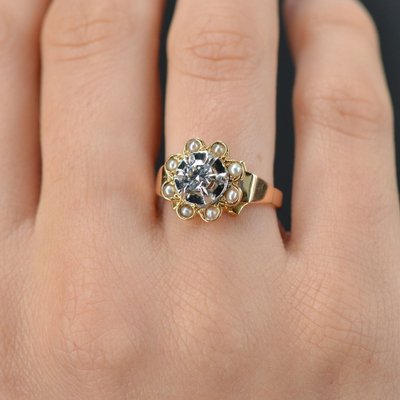 Anello antico con diamanti circondato da perle
